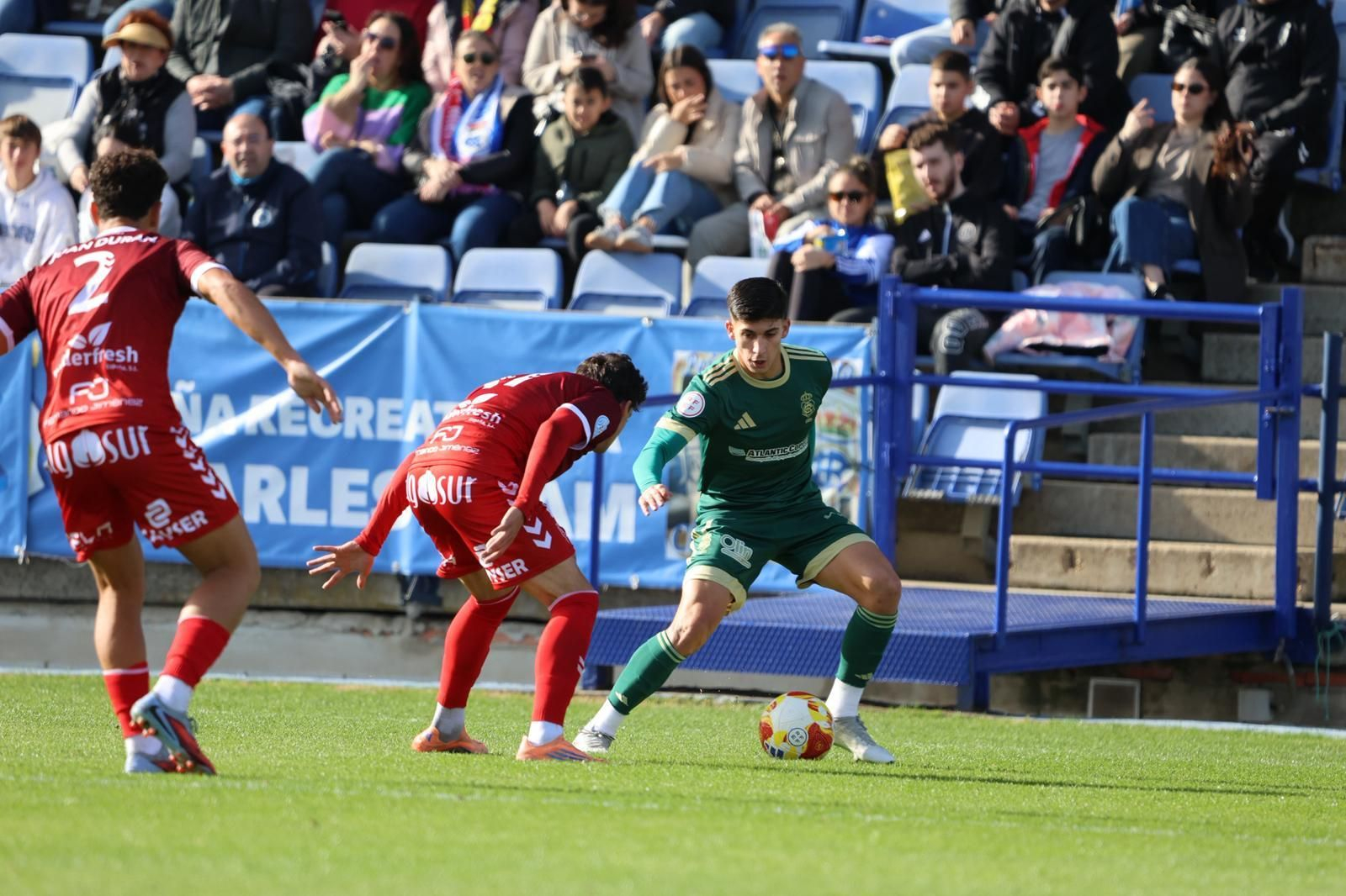 Paolo encara a un jugador del Antoniano.