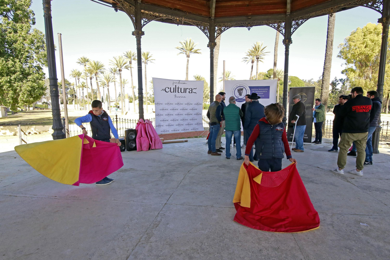 Canales Rivera con los jerezanos de la Asoc. de Antiguos Alumnos de la Escuela Municipal de Tauromaquia de Jerez