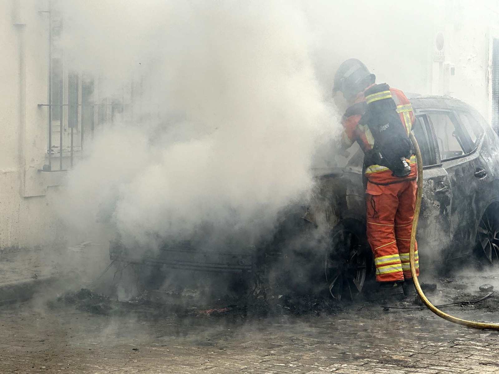 Alarma vecinal en Cartaya por el incendio de un coche: así han sofocado las llamas Policía Local, Guardia Civil y Bomberos