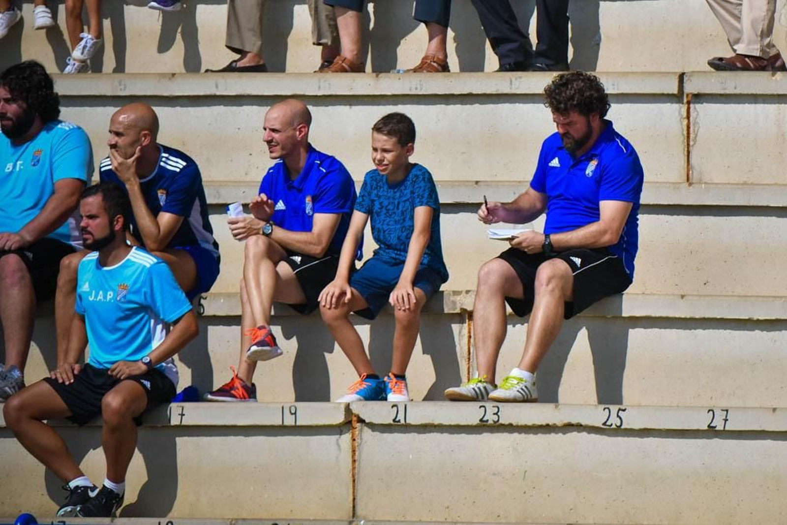 Juan Pedro, sancionado, toma notas en la grada del Guadalquivir junto a Dani Jurado, que recayó en el calentamiento.