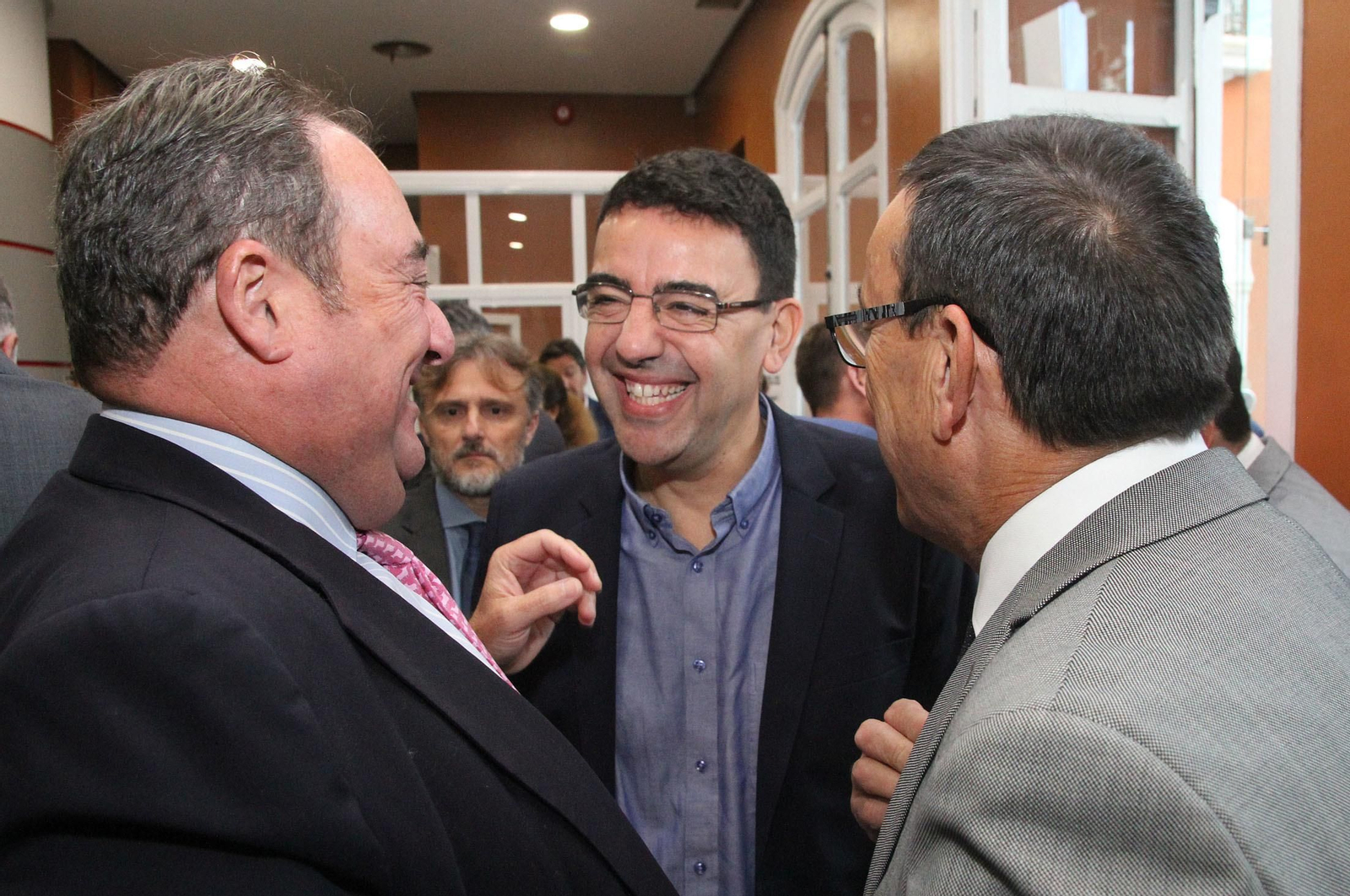 Imágenes de la conferencia y desayuno-coloquio de Gabriel Cruz, alcalde de Huelva