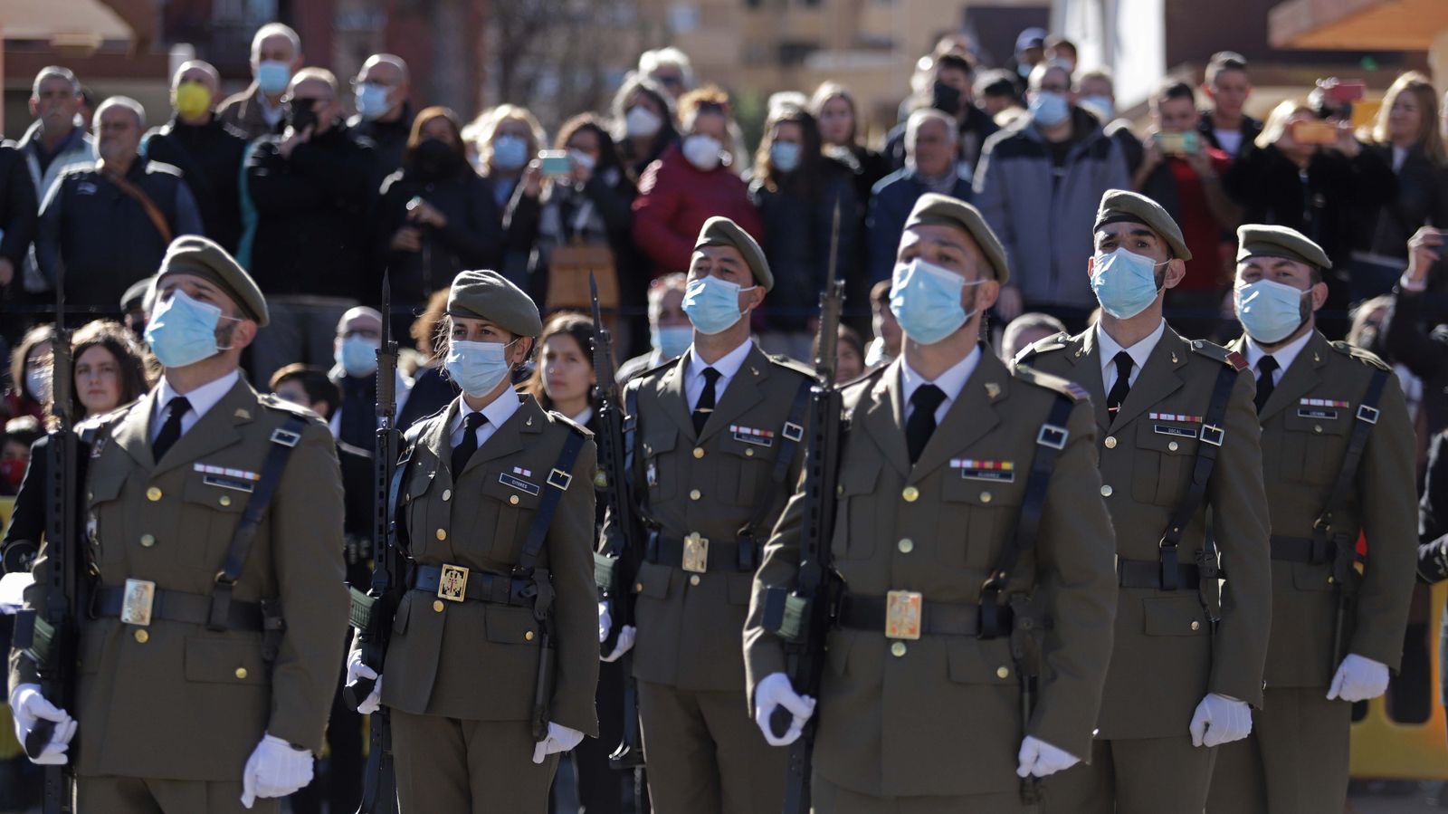 Fotos del izado de la bandera de España en La Línea