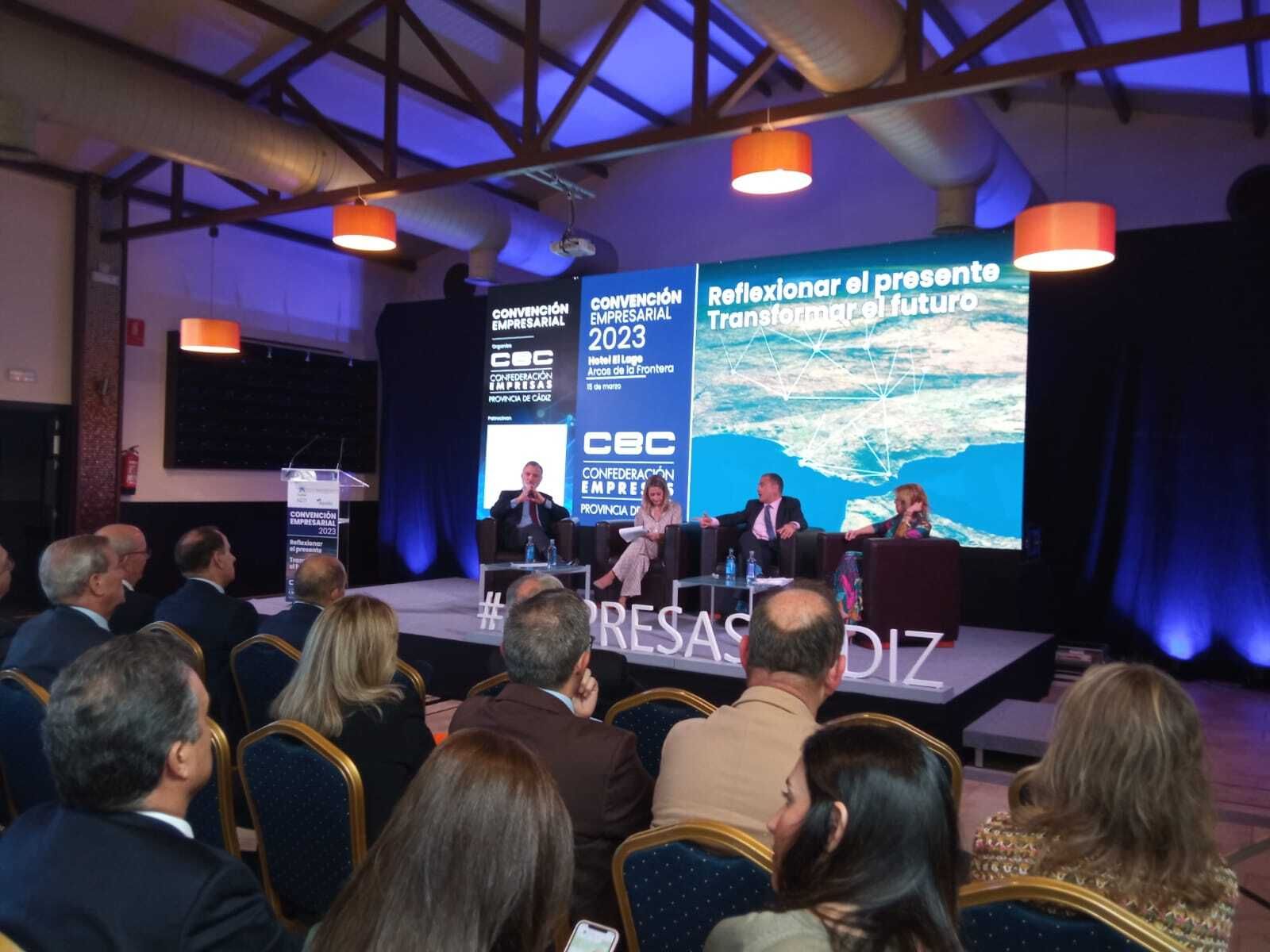 Varios intervinientes, en la convención empresarial de la CEC, en el hotel El Lago, en Arcos.
