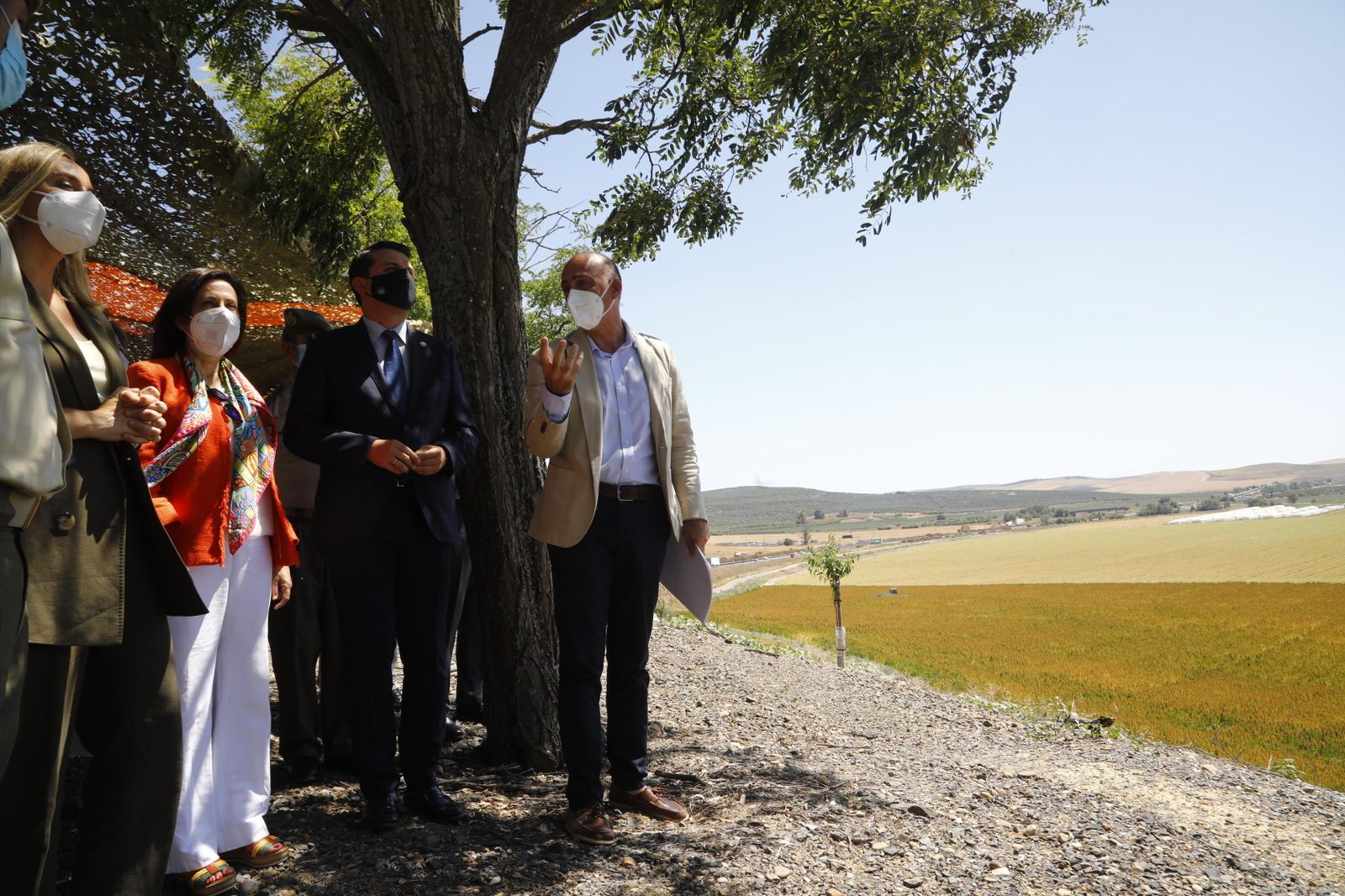 La visita de la ministra de Defensa a Córdoba para conocer la base logística del Ejército, en fotografías