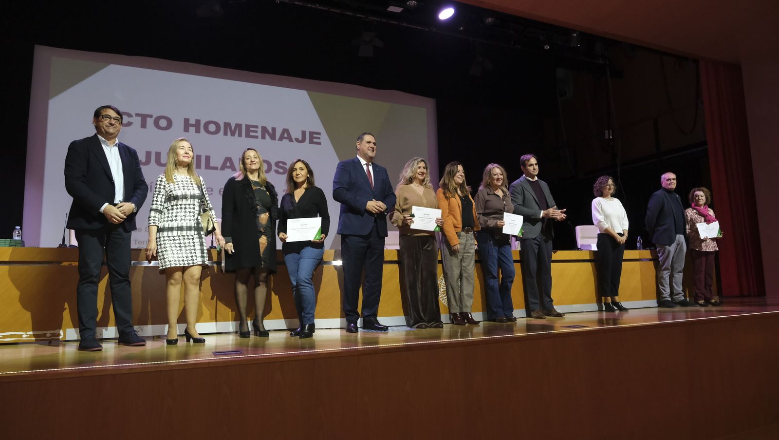 Los maestros docentes jubilados reciben su homenaje en la paraninfo de la UAL