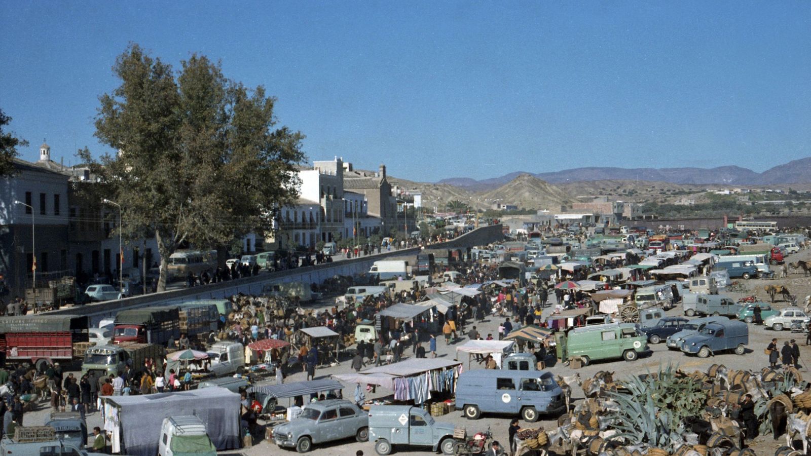 Un aspecto del mercado semanal de los martes en 1970.