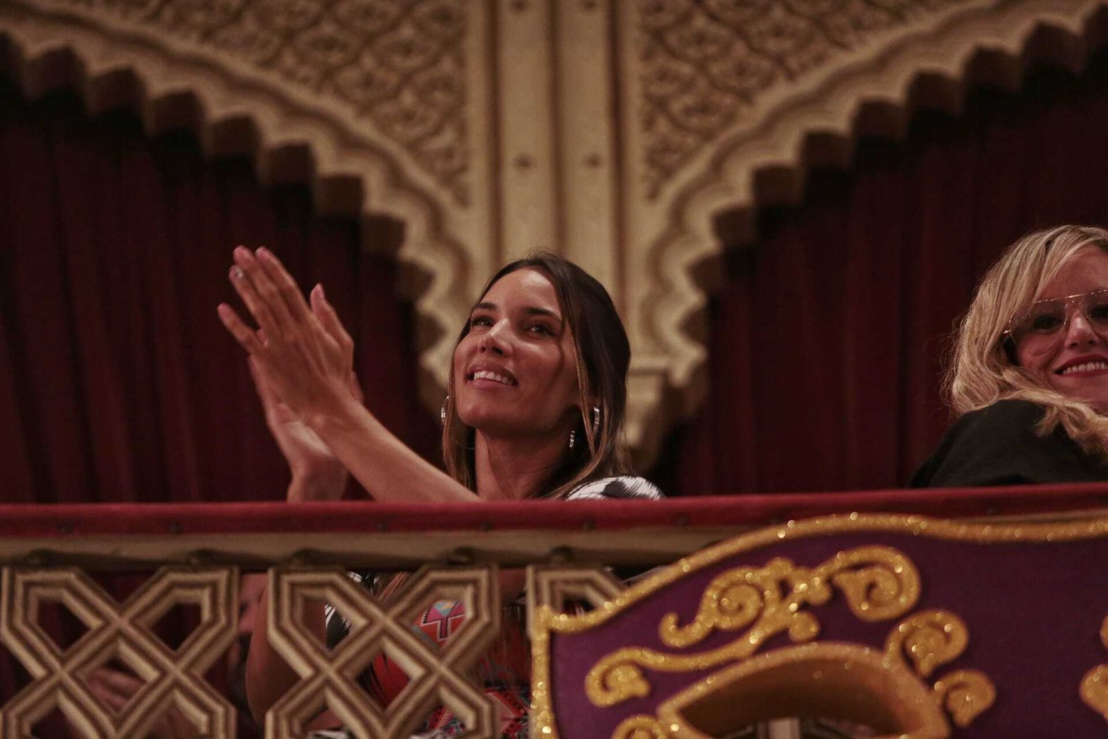 La pregonera India Martinez viendo la sesión en el teatro