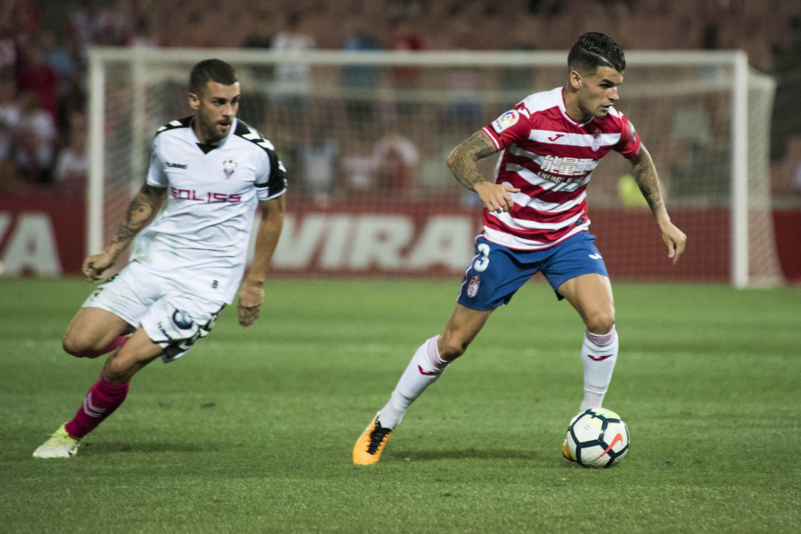 Álex Martínez intenta ir a por un balón que no pudo controlar en buenas condiciones.