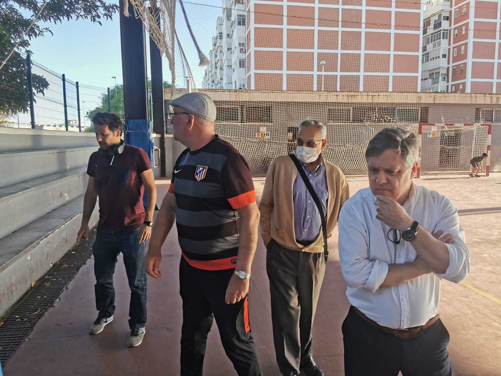 Óscar Torres visita el barrio de Loreto junto a representantes vecinales.