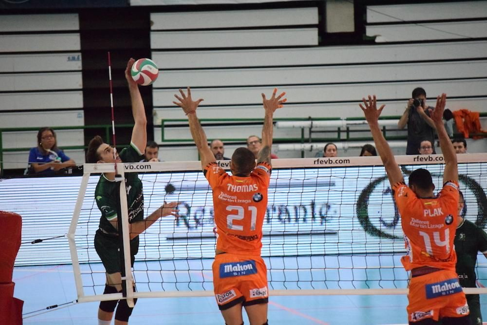 Almansa realiza un remate con la zurda