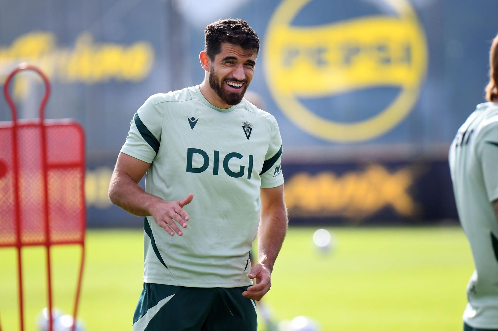 García Pascual, en el entreno de este viernes, espera volver al once.