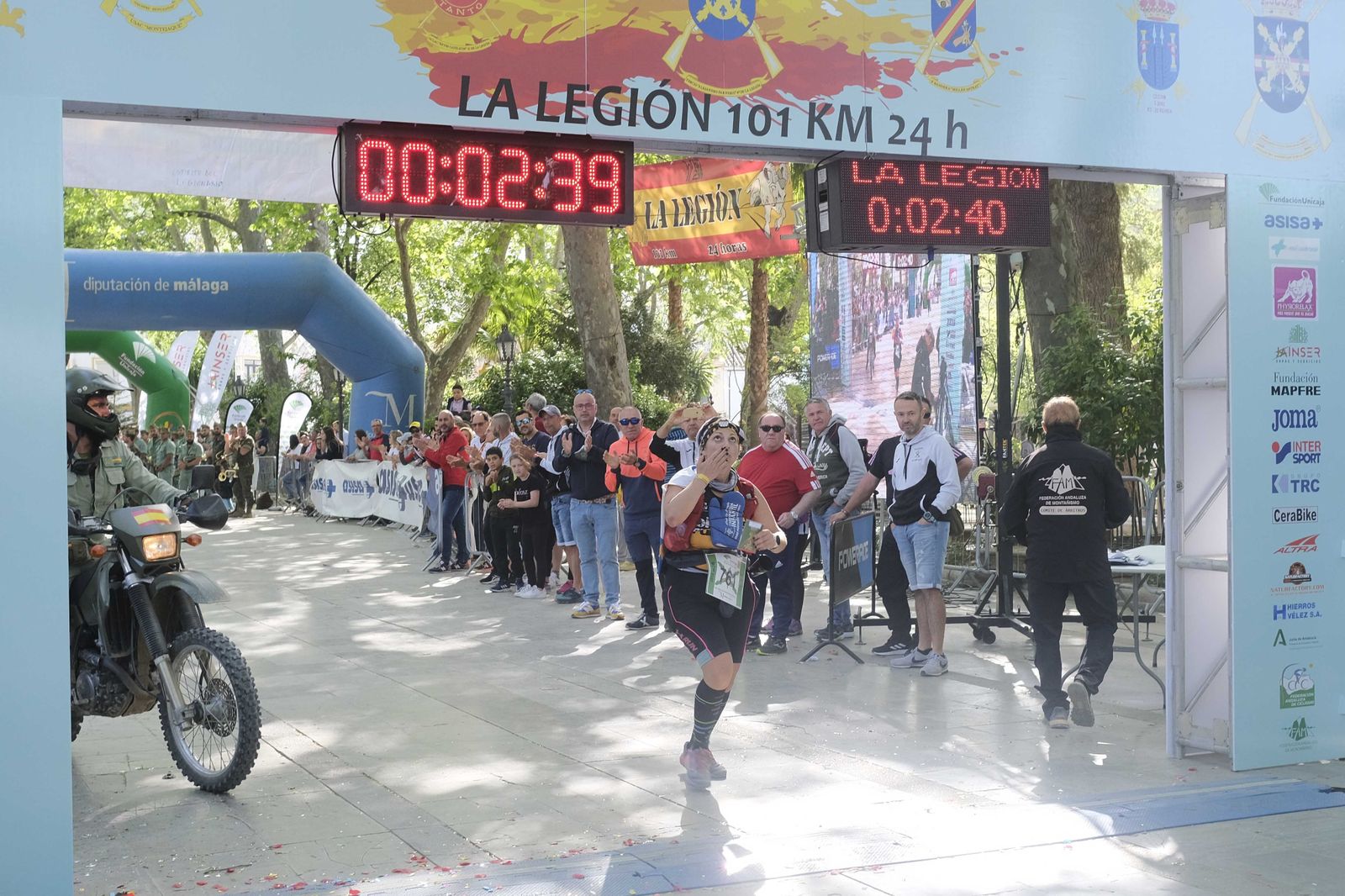 Cierre de la meta de los 101 kilómetros de la Legión, en fotos.