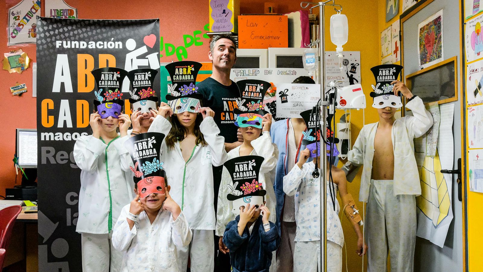 El mago Naife fotografiado con los pequeños.