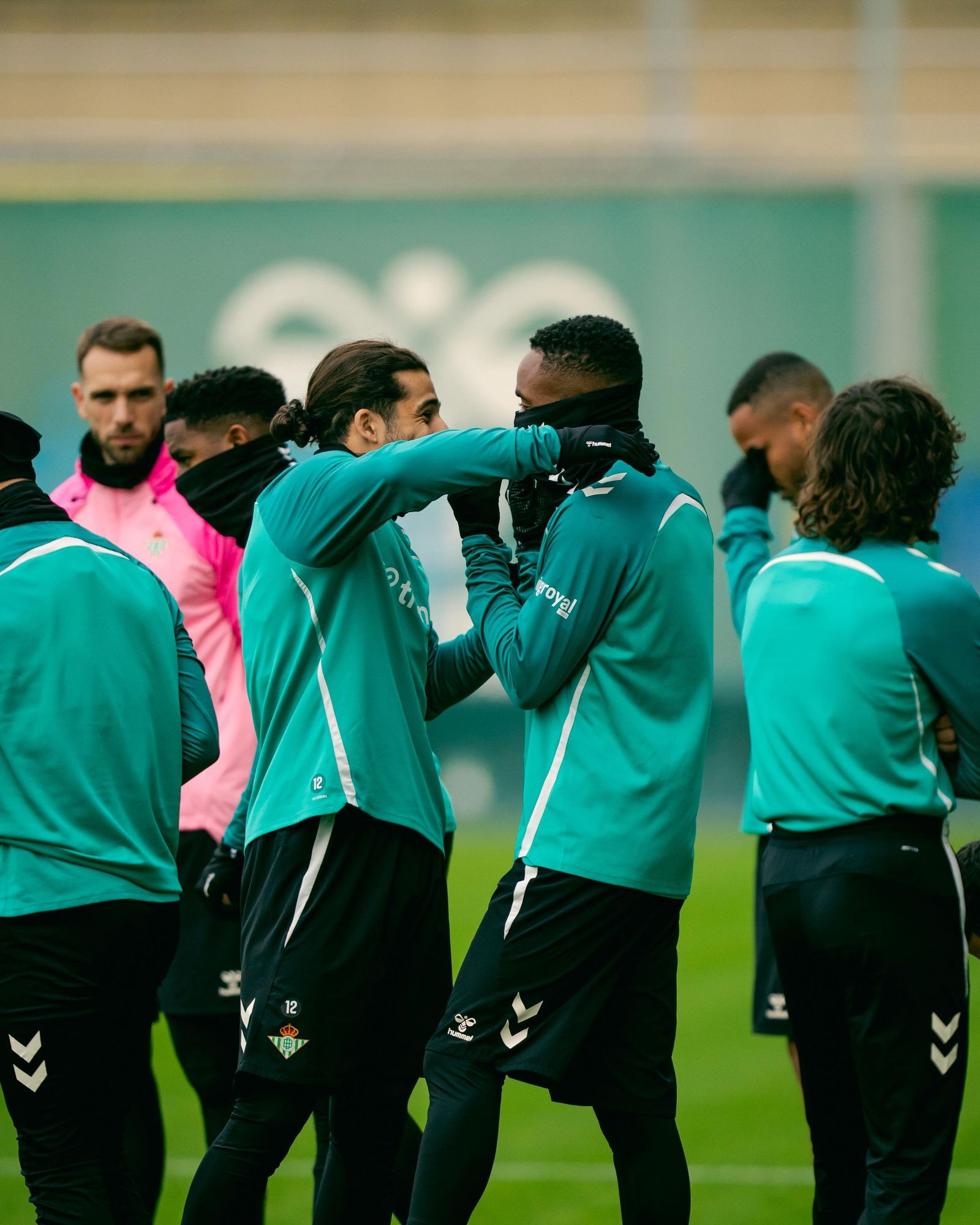 Bakambu es recibido por sus compañeros en la sesión de este jueves.