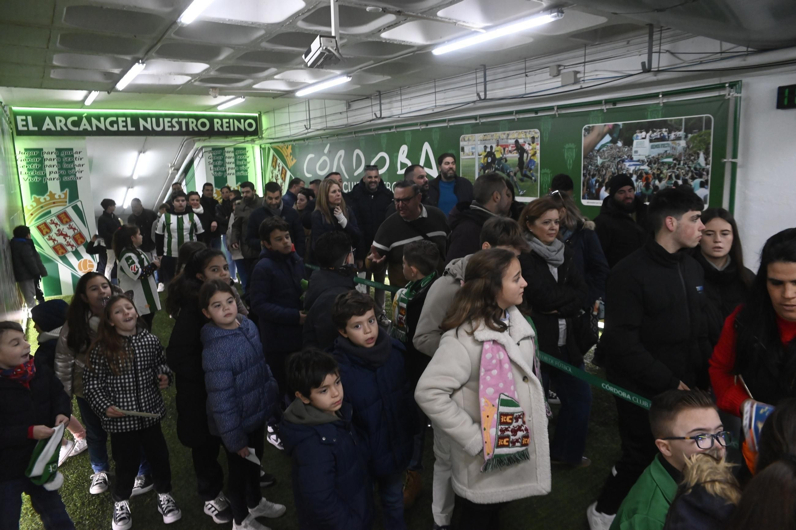 Expectación en la zona mixta del estadio.