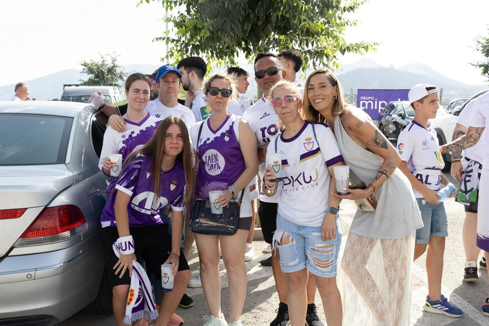 El épico recibimiento de la afición lagarta al Real Jaén, en imágenes