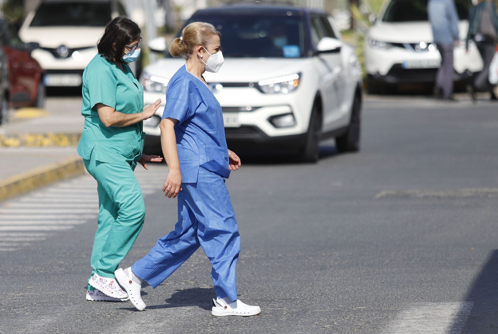 Sanitarias en las inmediaciones del hospital Juan Ramón Jiménez.