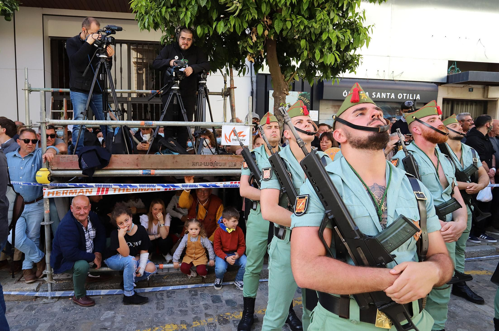 Ambiente en las calles de Huelva para ver la Legión junto al Cristo de la Vera+Cruz