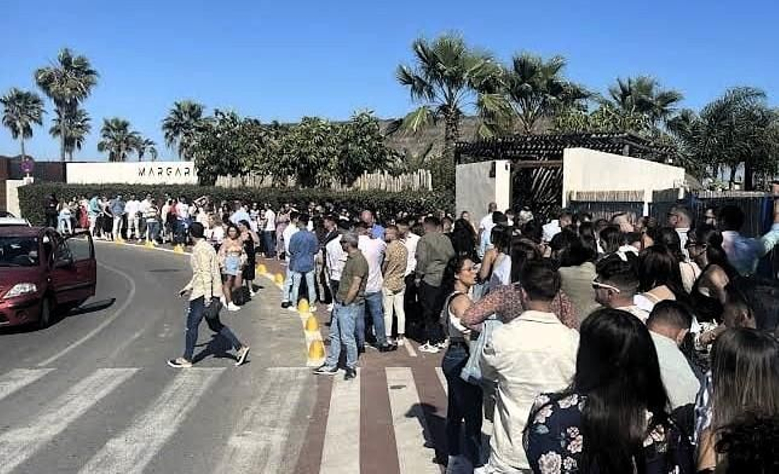 Imagen de la cola de espera para acceder a uno de los famosos chinringüitos de Puerto Sherry.