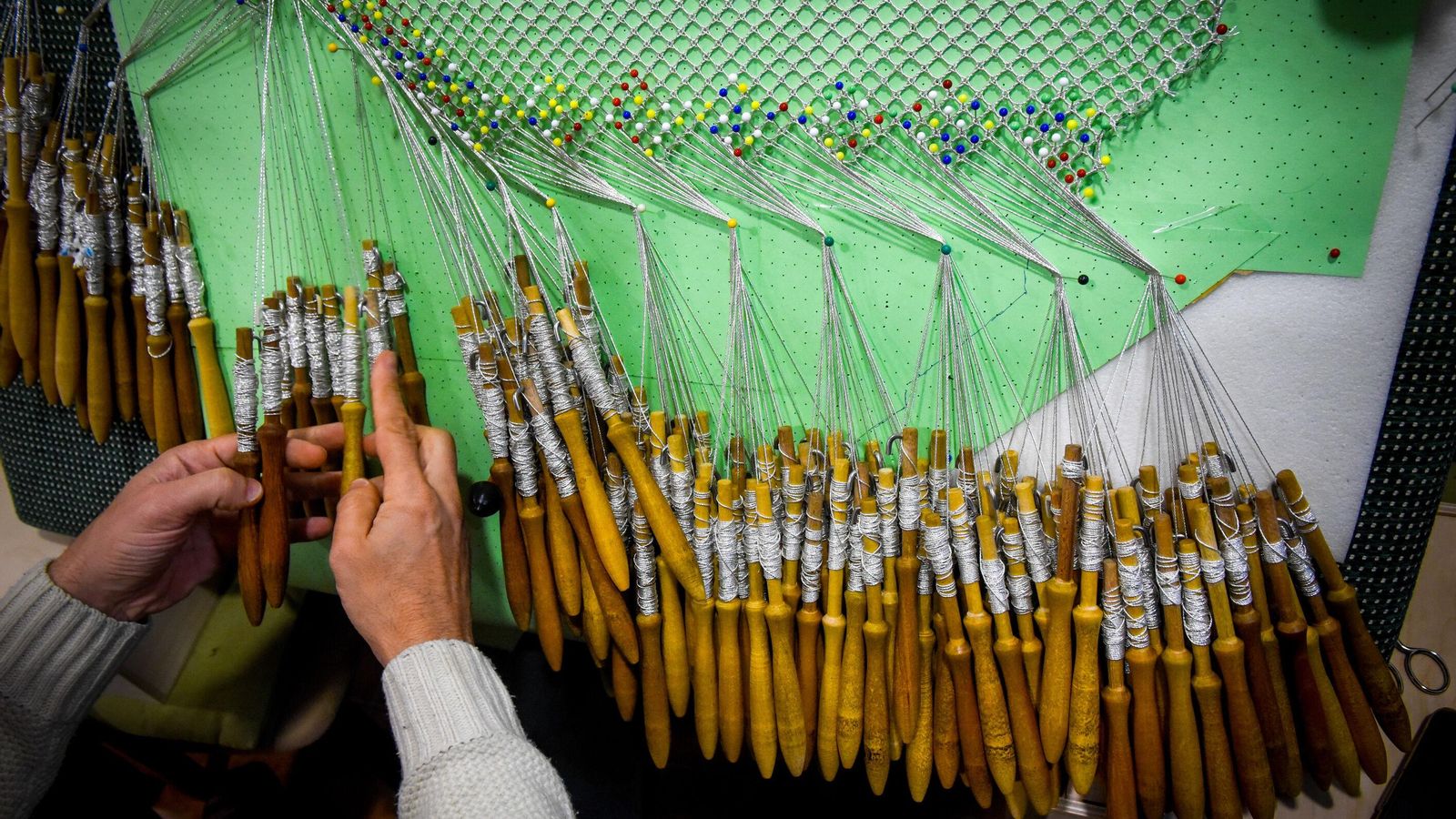 Confección de una malla donde se emplea hilo de plata.