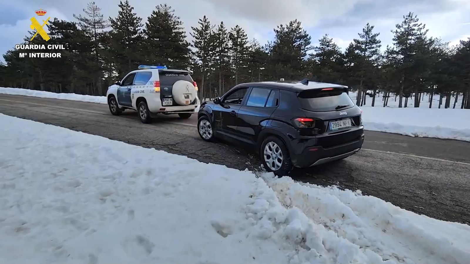 El vehículo quedó atrapado por la nieve.