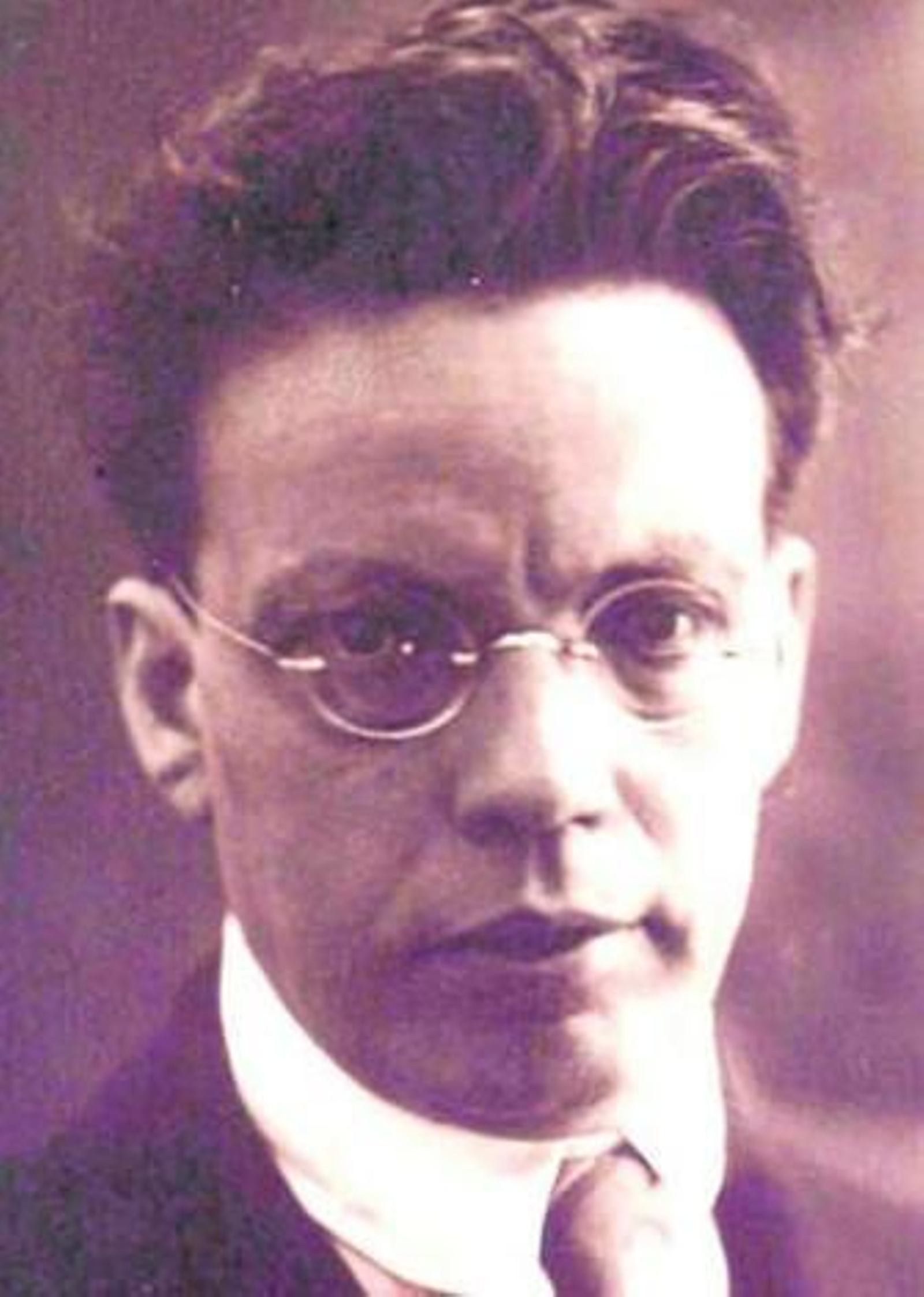 Retrato del autor italiano, condenado al malditismo por su culto al Duce.