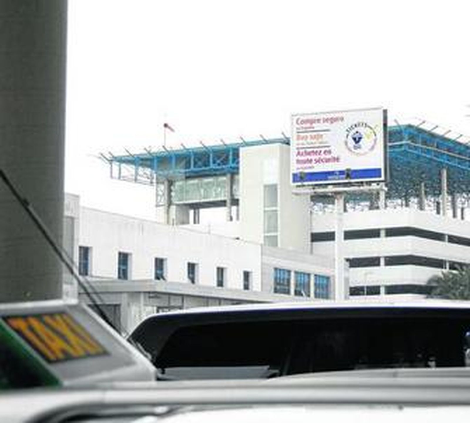 Imagen de un panel de señalización vertical, situado en el puerto de la ciudad.