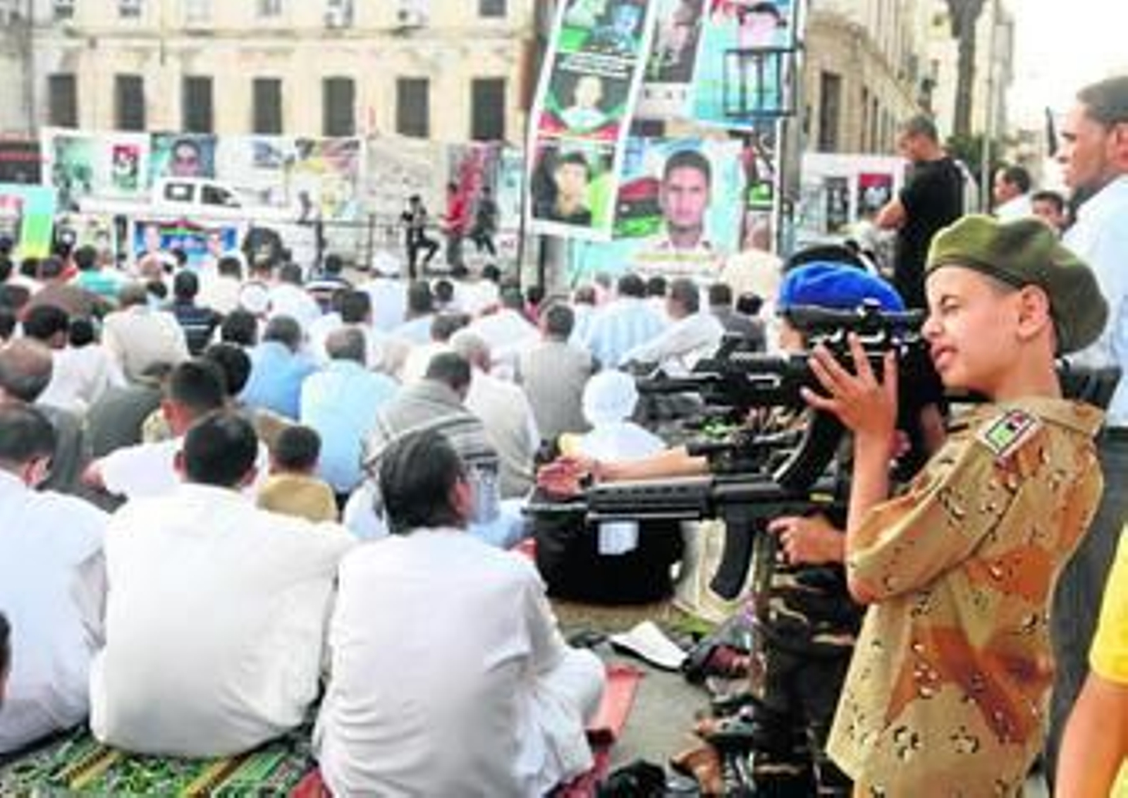 Niños libios juegan con unas pistolas de juguete durante la celebración de Eid al Fitr en Bengasi.