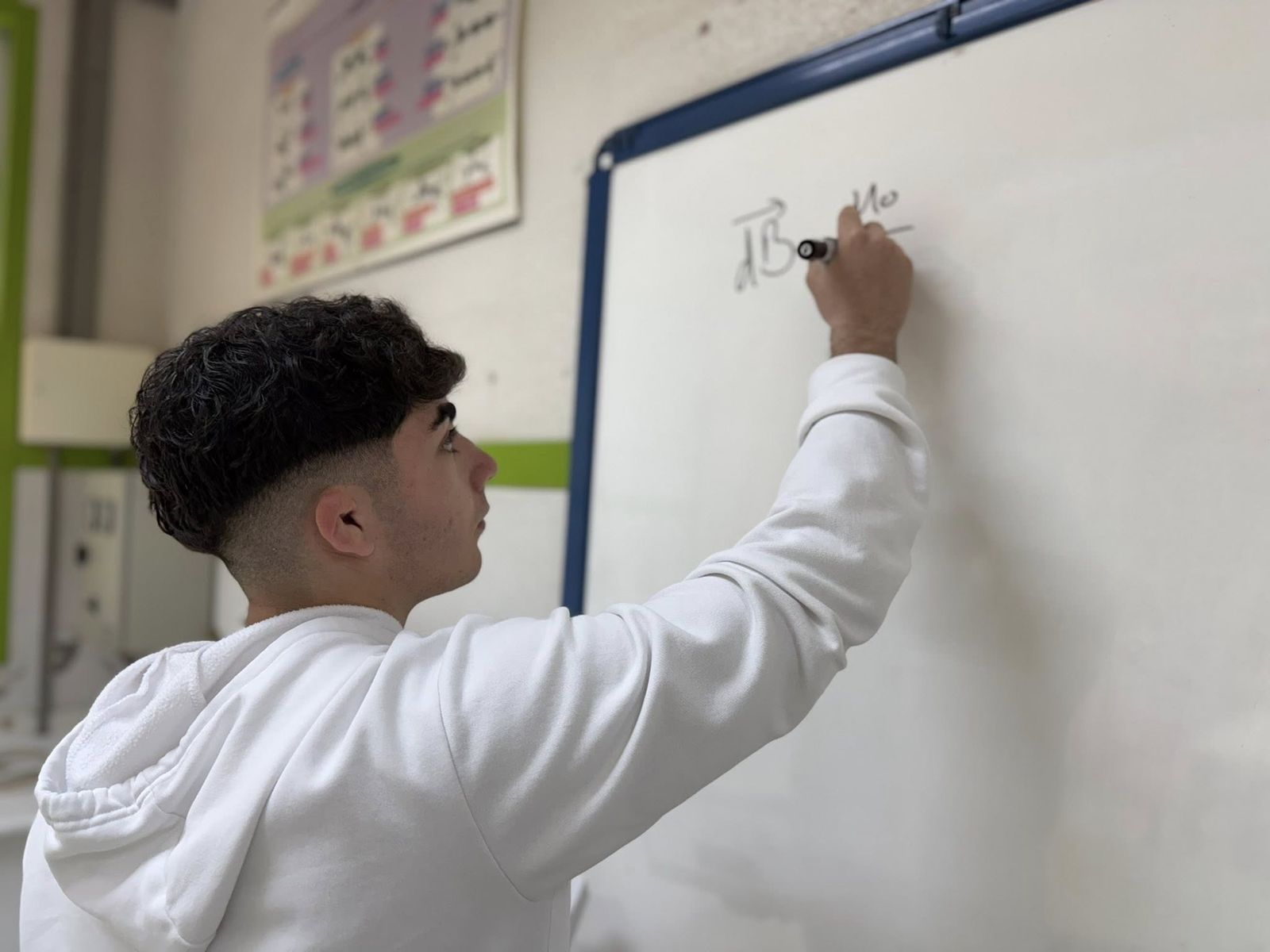 Martín López García realiza uno de los problemas en la pizarra.