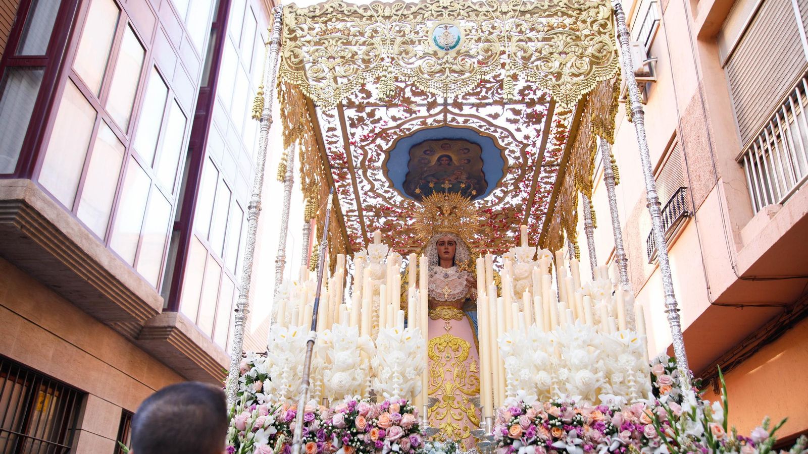Vea la salida de la Hermandad de Los Ángeles de la Catedral de Almería