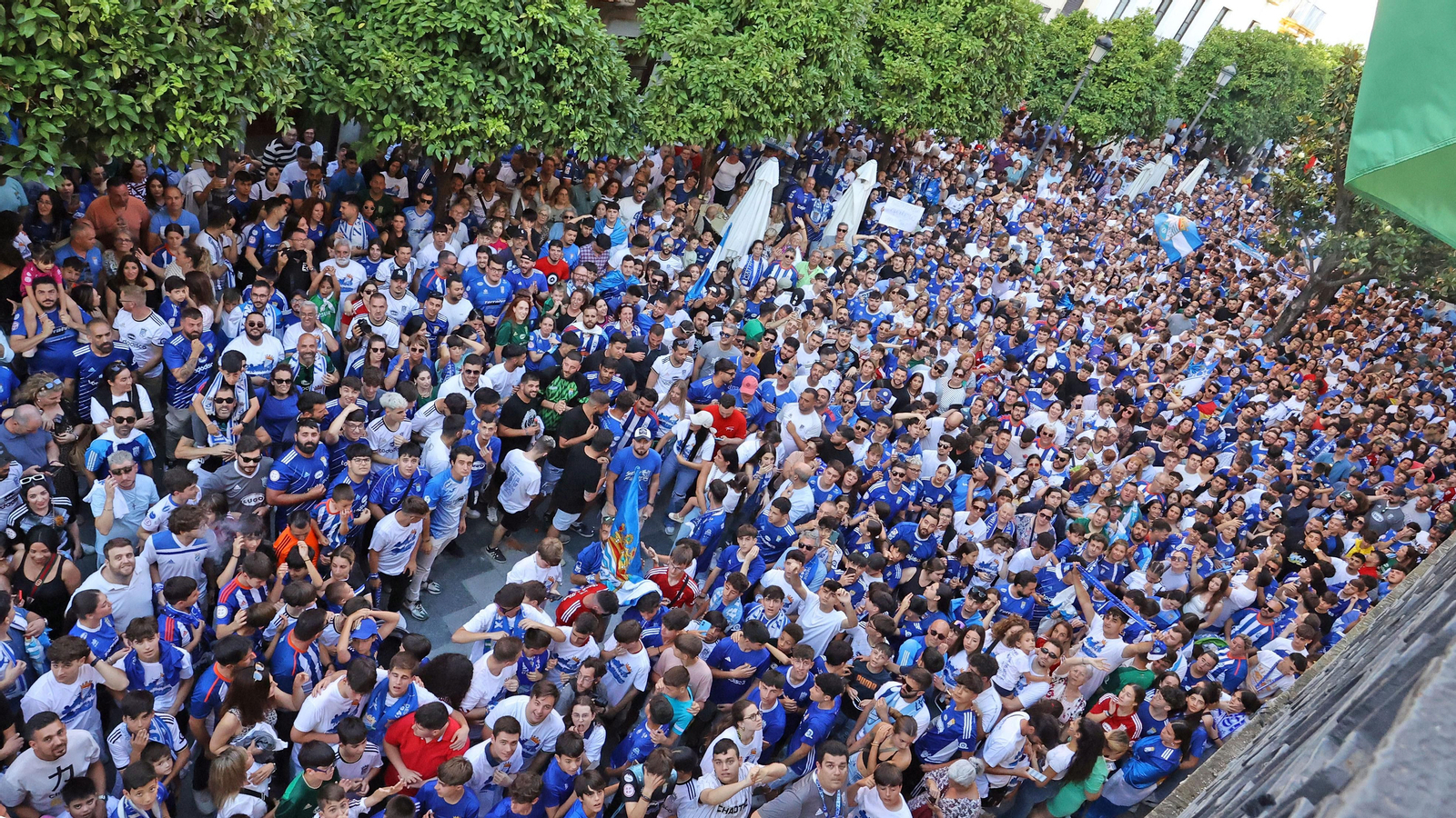 Baño de masas del Xerez CD en Jerez por su ascenso