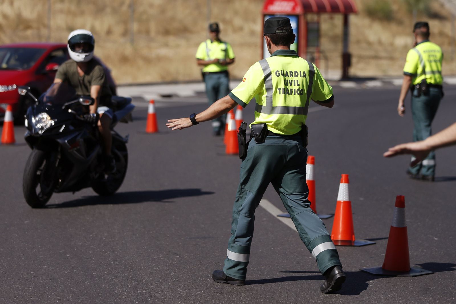 Un agente de la Guardia Civil, en un control de velocidad durante una campaña de la DGT.