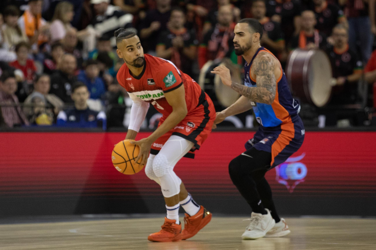 Noua protege el balón ante un rival en el partido de este sábado