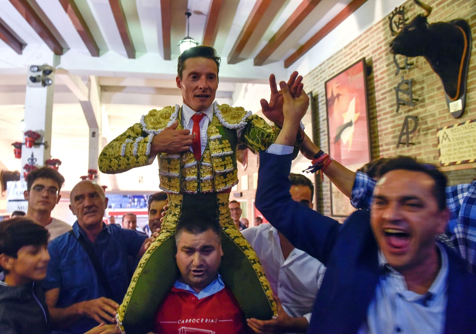Diego Urdiales, en su salida a hombros por la Puerta Grande de la plaza de Vista Alegre de Bilbao.