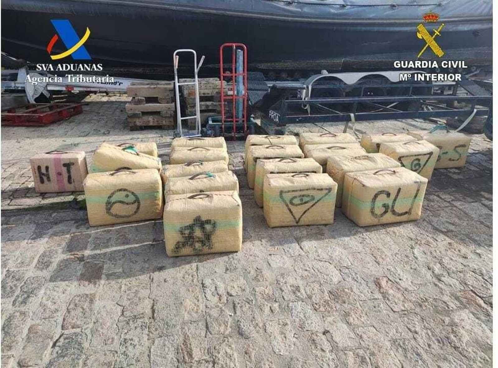 Los fardos de hachís incautados en la Ría de Huelva.