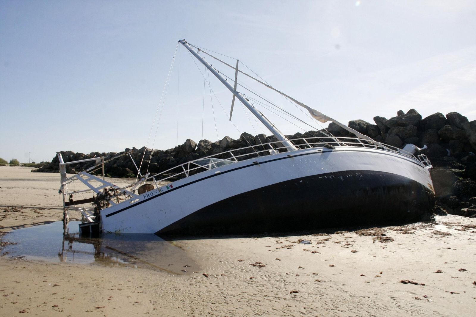 Varado en la playa de La Puntilla a la espera de ser retirado