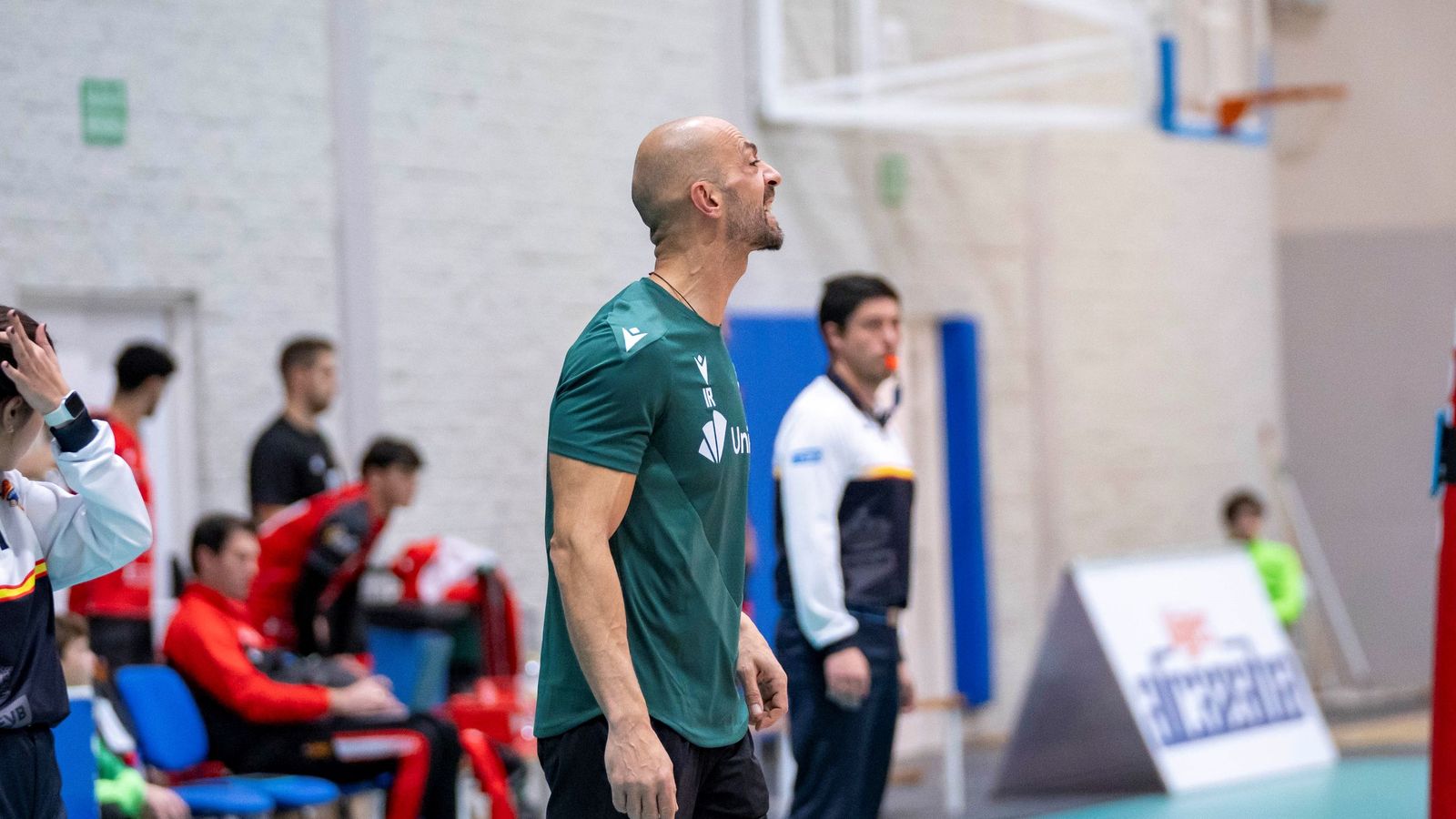 Israel Rodríguez da instrucciones a sus jugadores en un duelo liguero en casa.