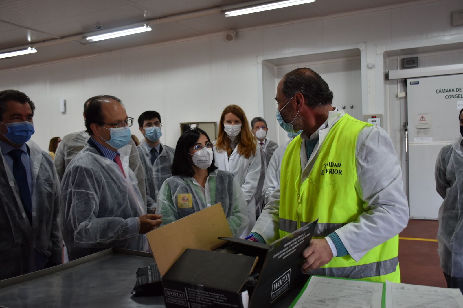Un técnico de Sanidad Exterior explica sus funciones a la ministra Carolina Darias en su reciente visita al PIF.