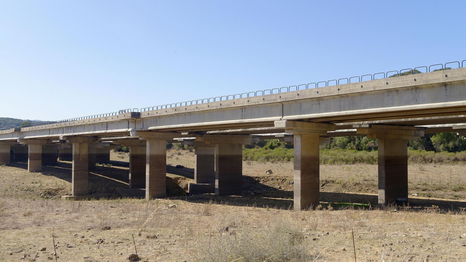 Marcas del nivel del agua sobre el puente de la A-381, en Los Barrios.