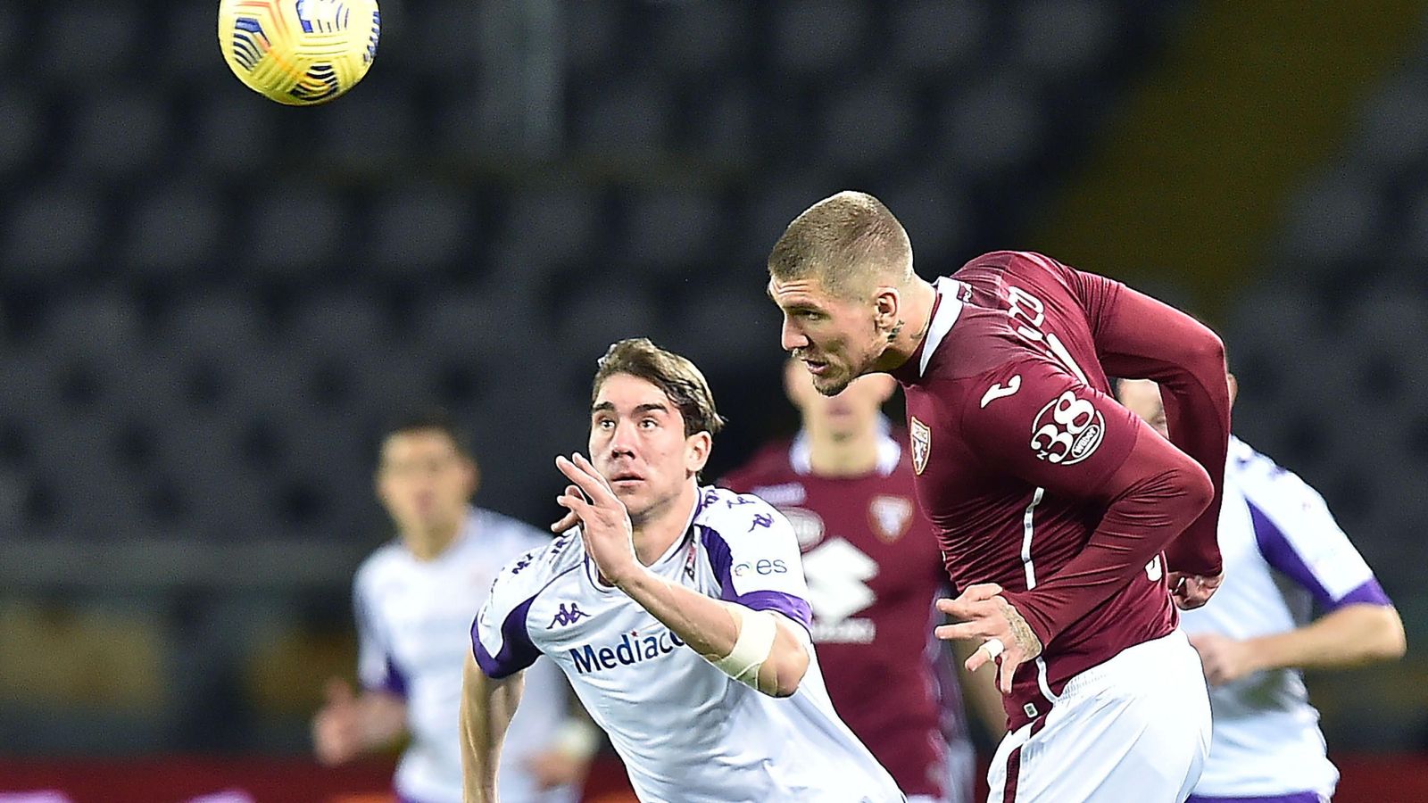 Lyanco despeja de cabeza en un partido del Torino.