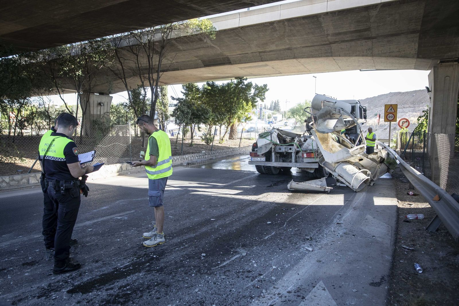 Imágenes de la caída de la cuba de hormigón bajo la Autovía en La Chana