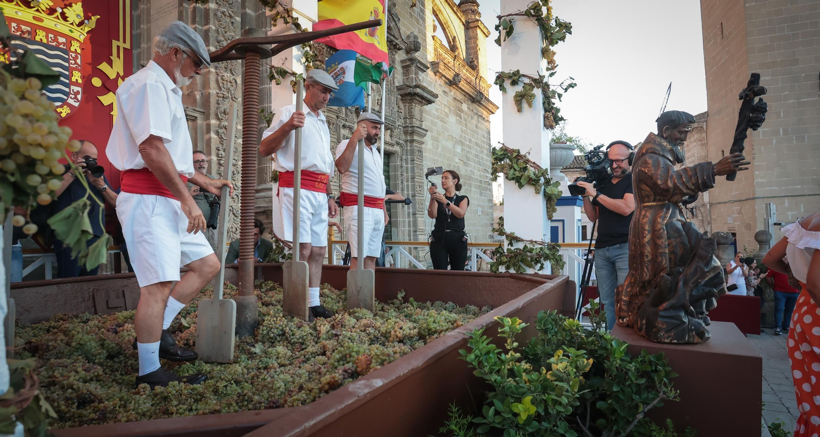 Imágenes de la Pisa de la Uva en la Catedral de Jerez