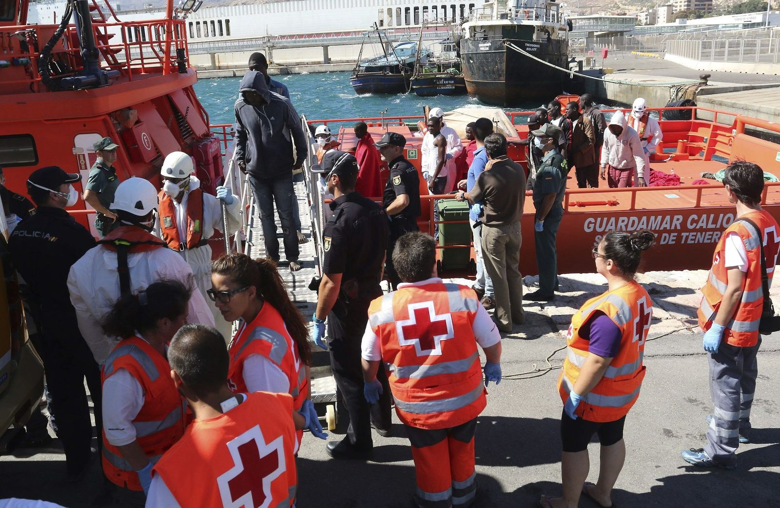 Salvamento Marítimo y Cruz Roja en Almería, en una imagen de archivo.