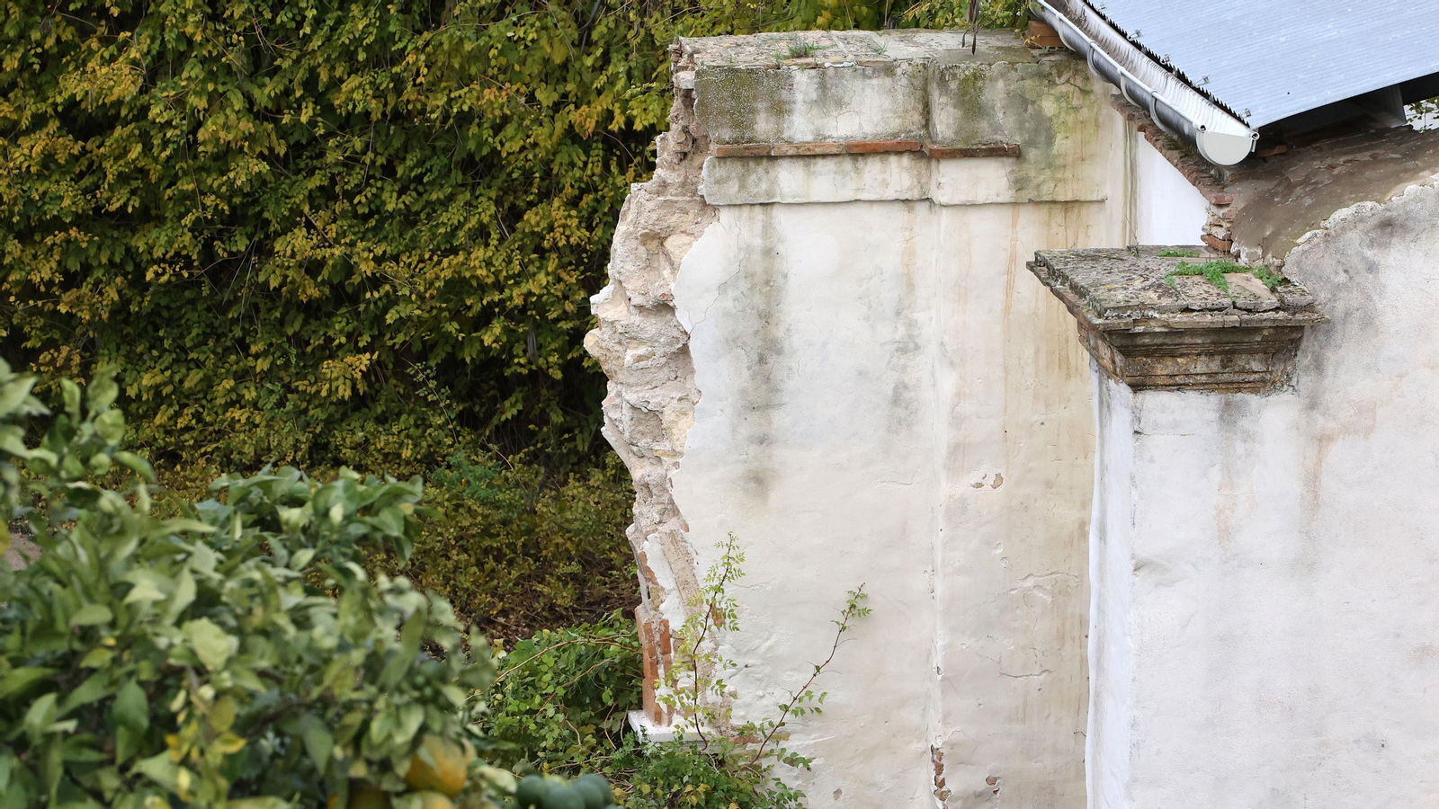 Se derrumba uno de los muros del interior del Palacio Riquelme en Jerez