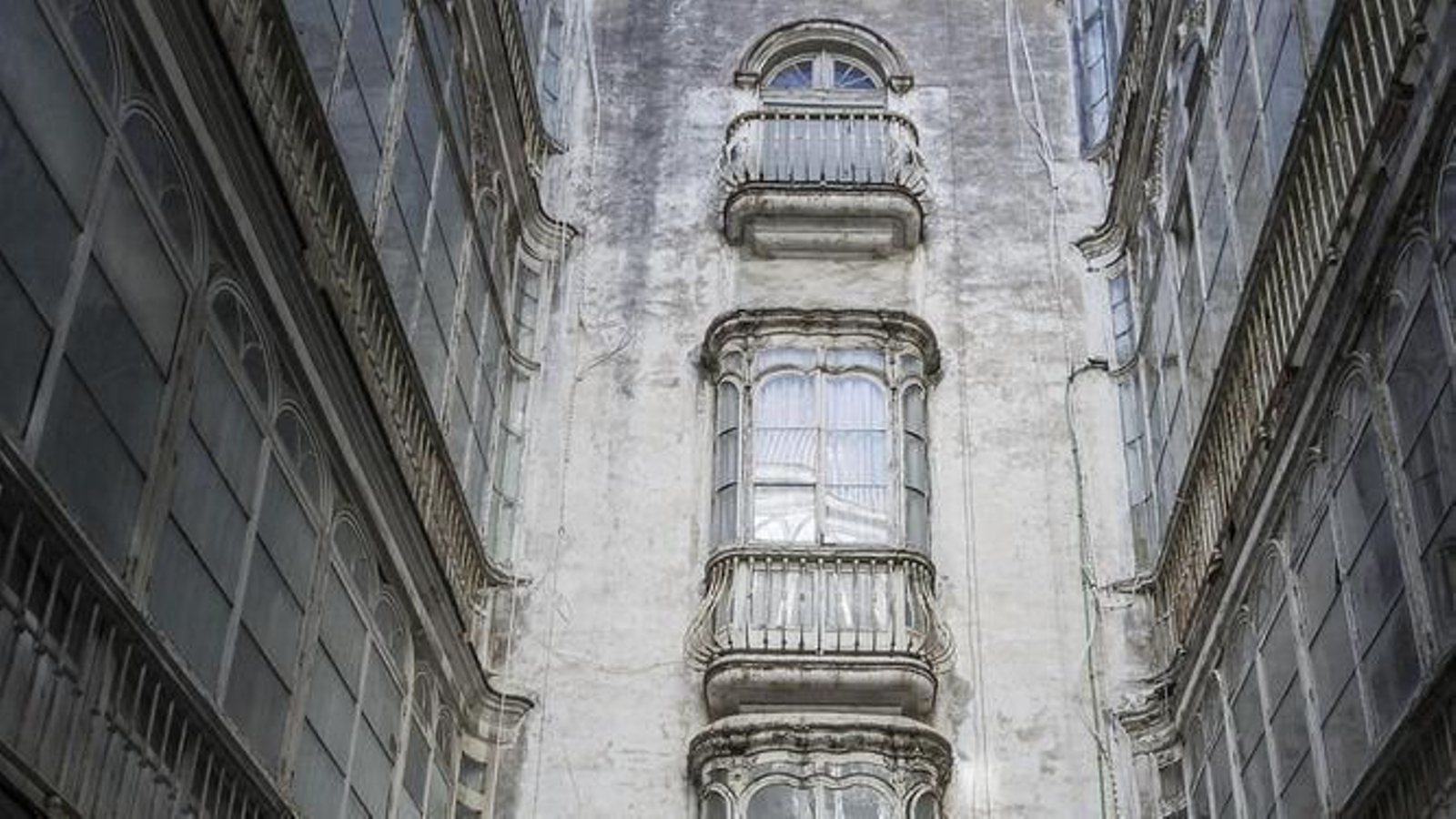 Sita en el número 8 de la calle Beato Diego, tiene un gran valor oculto tras sus potentes muros vinculada a una leyenda de un marino que regresó colmado de oro y nunca volvió a embarcar, por lo que se erigió esta casa en el XVIII con guiños a un barco pirata. Sorprende su bella escalera de caracol y tiene singulares balcones al patio. Sus propietarios han intentado en más de una ocasión ponerla en valor asumiendo la relevancia urbanística que tiene.