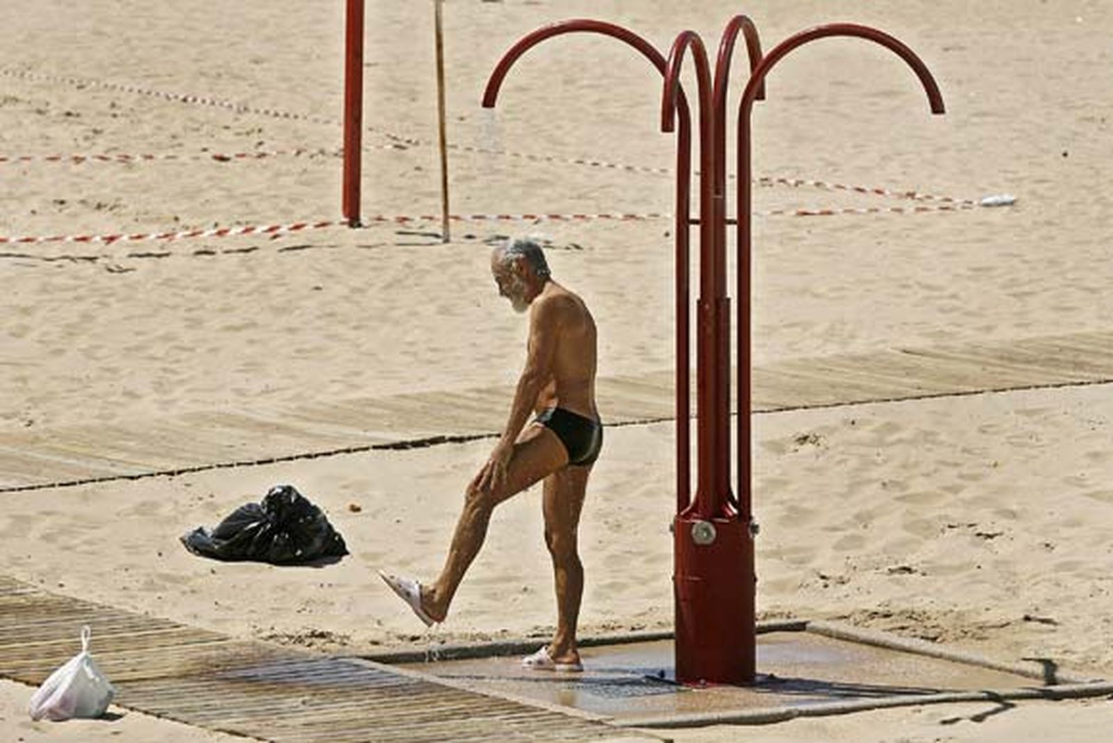 Decenas de operarios se afanan estos días por dejar la zona estrella del verano gaditano en perfecto estado./Joaquín Pino

Foto: Joaquin Pino