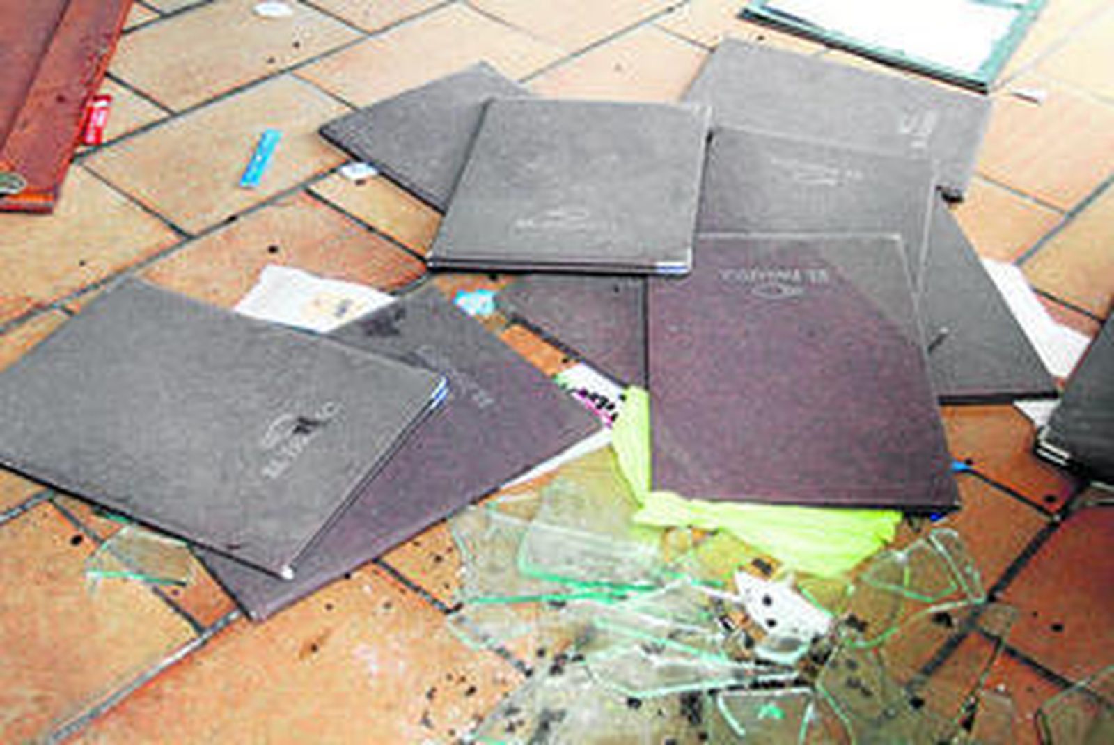 Cartas esparcidas por el suelo del restaurante El Paraíso, ayer, en Punta.