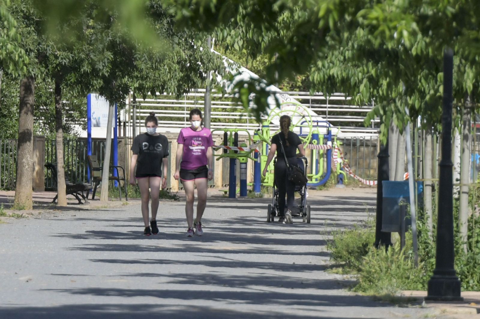 La desescalada se desmadra en Granada: bañistas en el río Genil