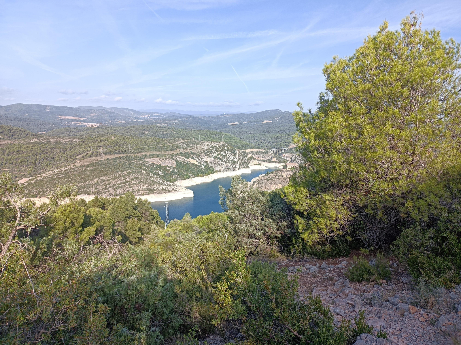 El sendero que baja es muy pedregoso y resbaladizo. Hay que tener precaución.