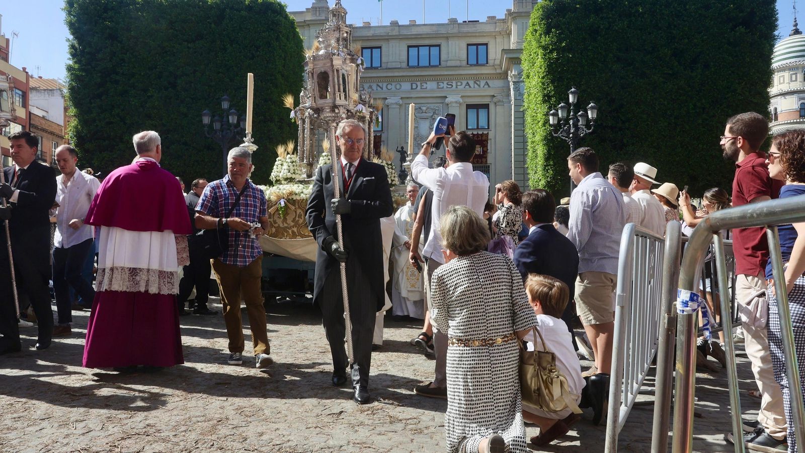 Algunos sevillanos se arrodillan al paso de la Custodia el pasado Jueves de Corpus.